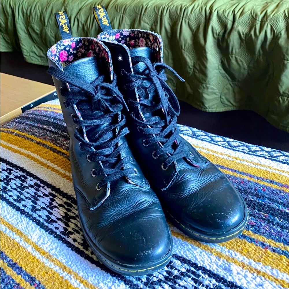 Dr. Martens Boot Stratford Leather Woman’s Size 9.5